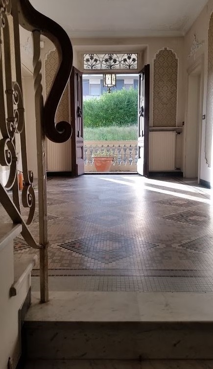 villa magnolia entrance hall in the sunshine